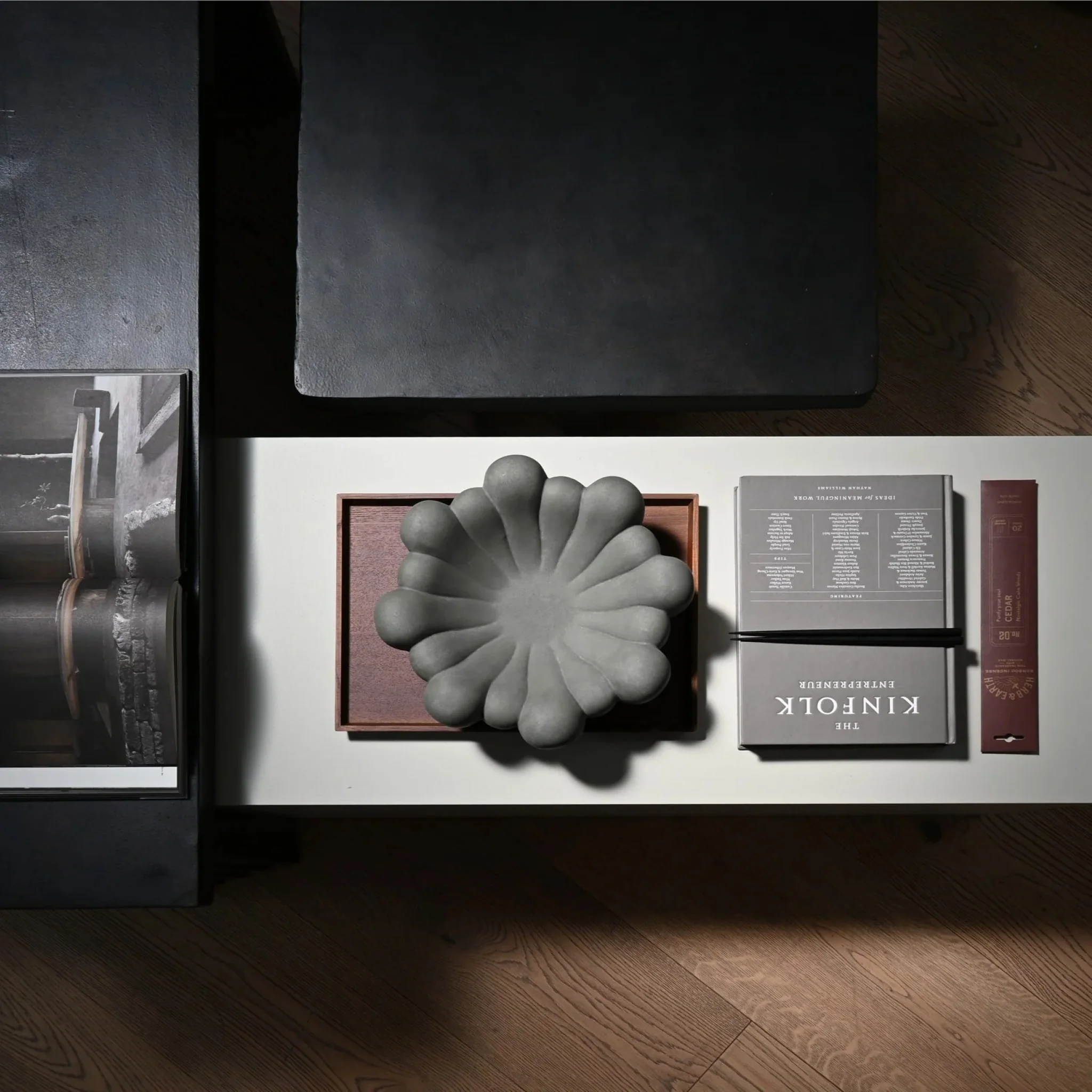 101 COPENHAGEN Bloom Tray Medio, D28.5cm, Dark Grey - Image 4