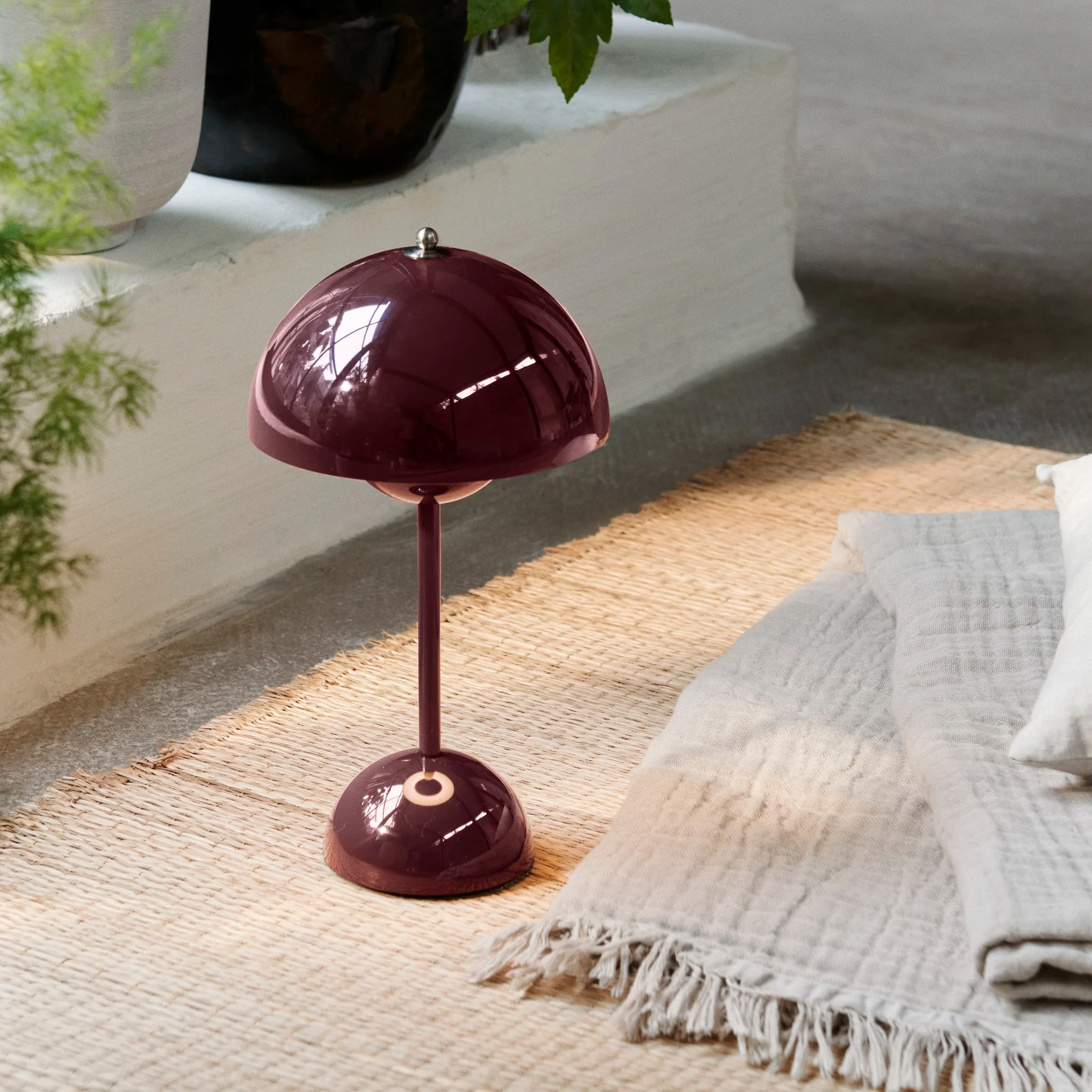 &TRADITION Flowerpot Portable Lamp VP9, Dark Plum - Image 5