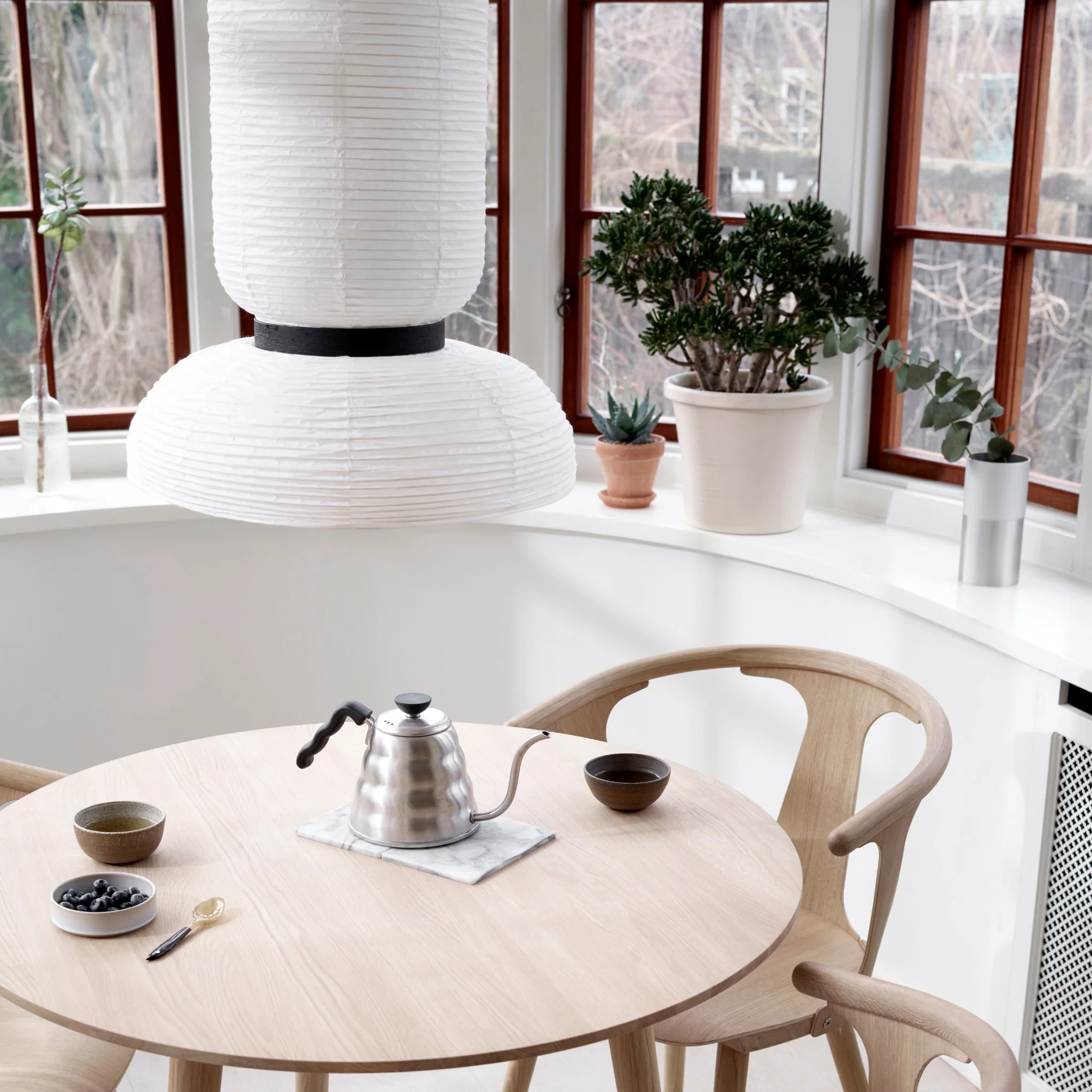 &TRADITION Formakami Pendant JH3, D46cm, Ivory White & Black Stained Oak - Image 4