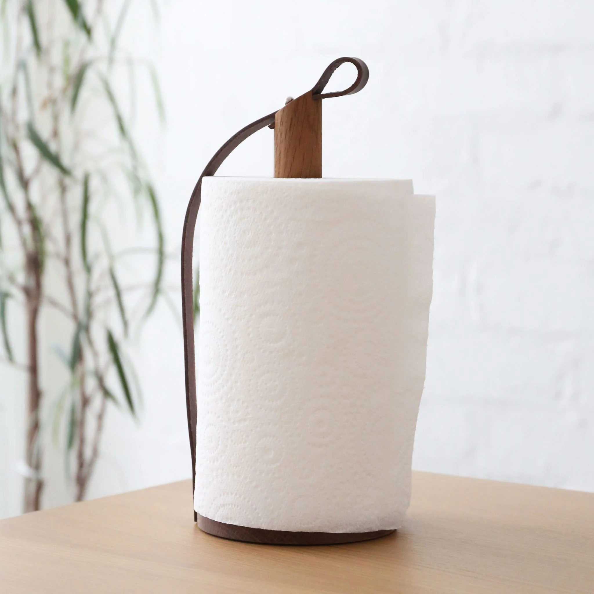 EKTA LIVING Hands On Paper Towel Holder, Smoked Oak/Leather - Image 3