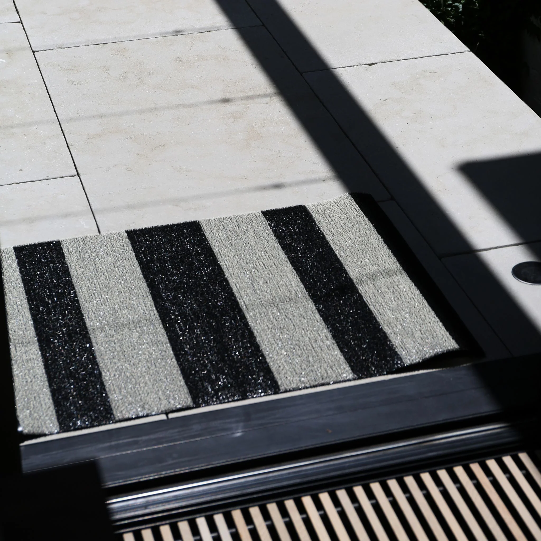 CHILEWICH Shag In Out Utility Door Mat, Bold Stripe Black/White, 61x91cm - Image 2