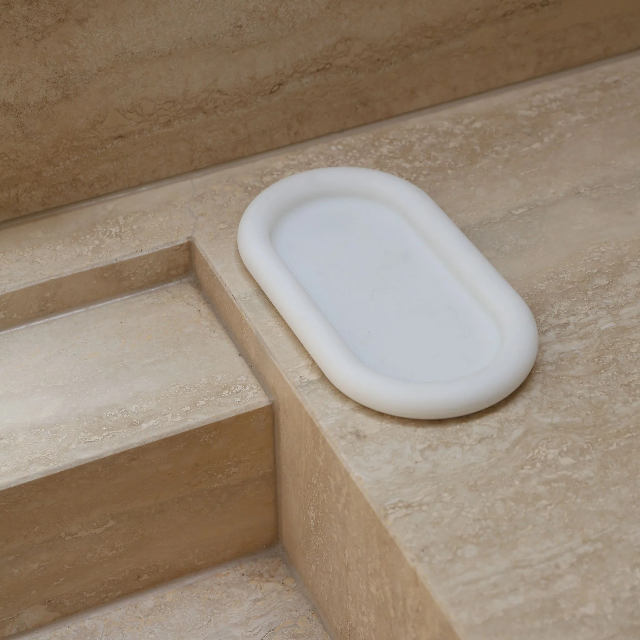 DESIGNSTUFF RUND Bubble Silicone Tray, 22cm, White - Image 2