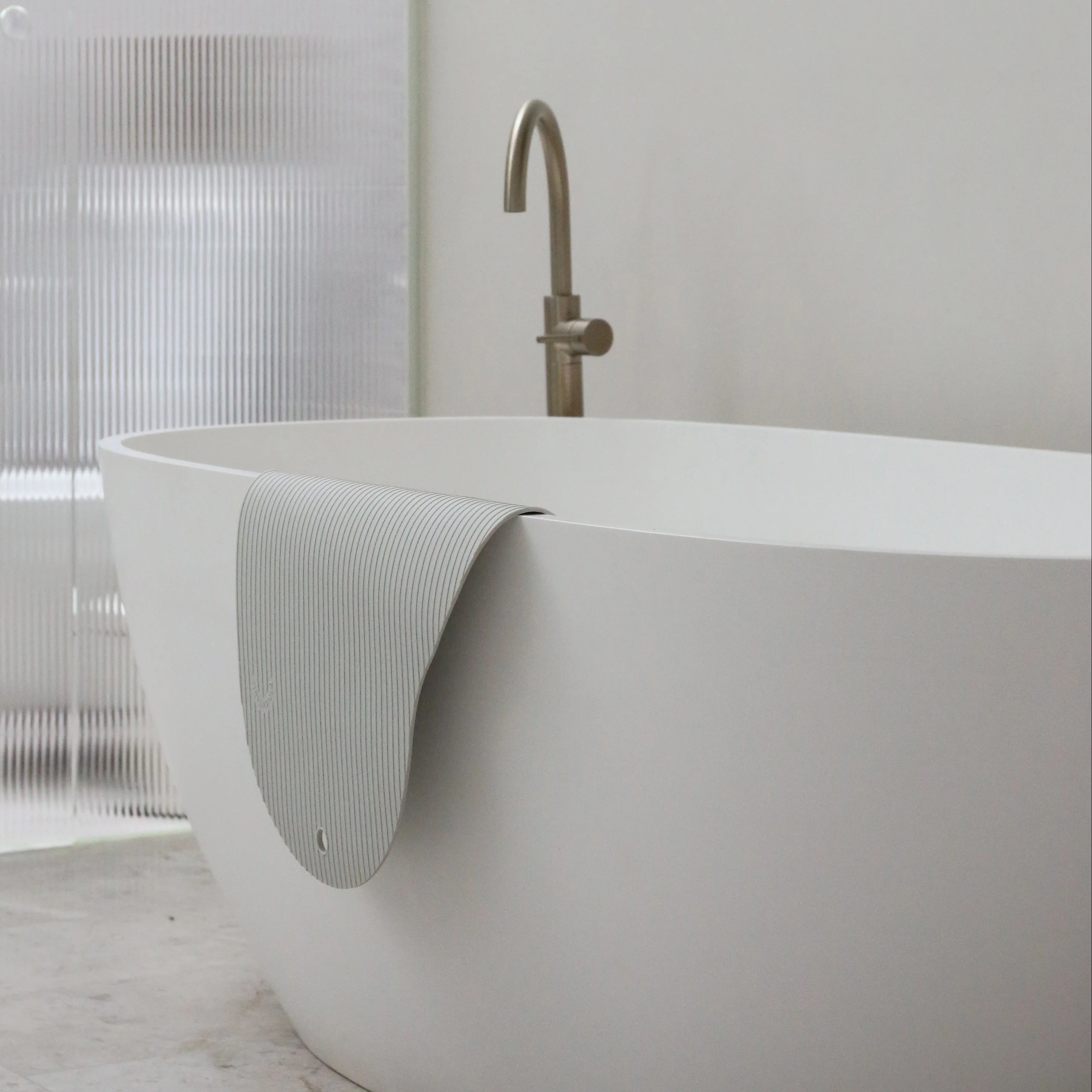 DESIGNSTUFF CURV Silicone Bath Mat, Light Grey - Image 7