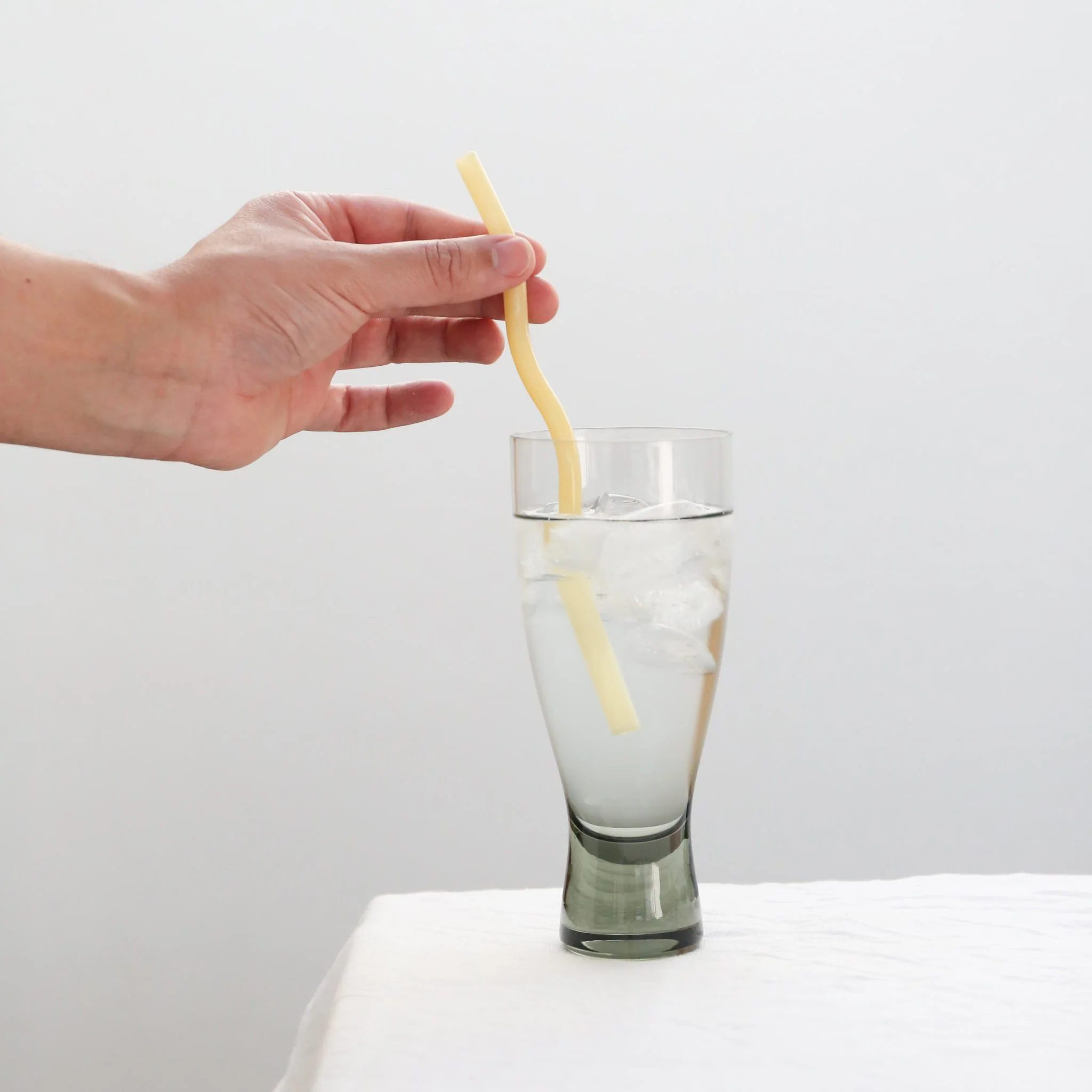 DESIGNSTUFF Curve Glass Straw, Mixed Mist/Lemon/White/Cinnamon (Set of 4) - Image 7