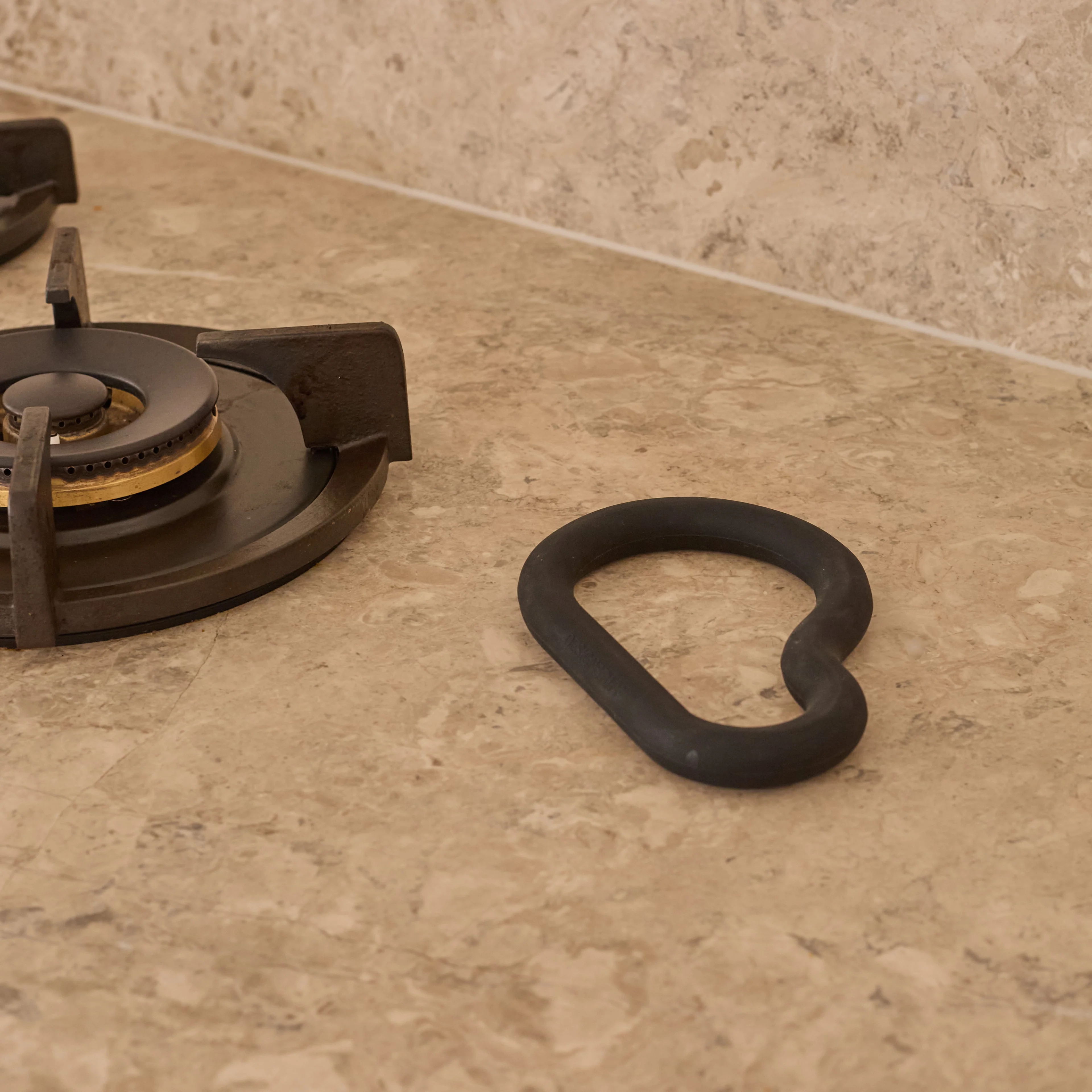 DESIGNSTUFF RUND Curve Silicone Trivet, Black - Image 4