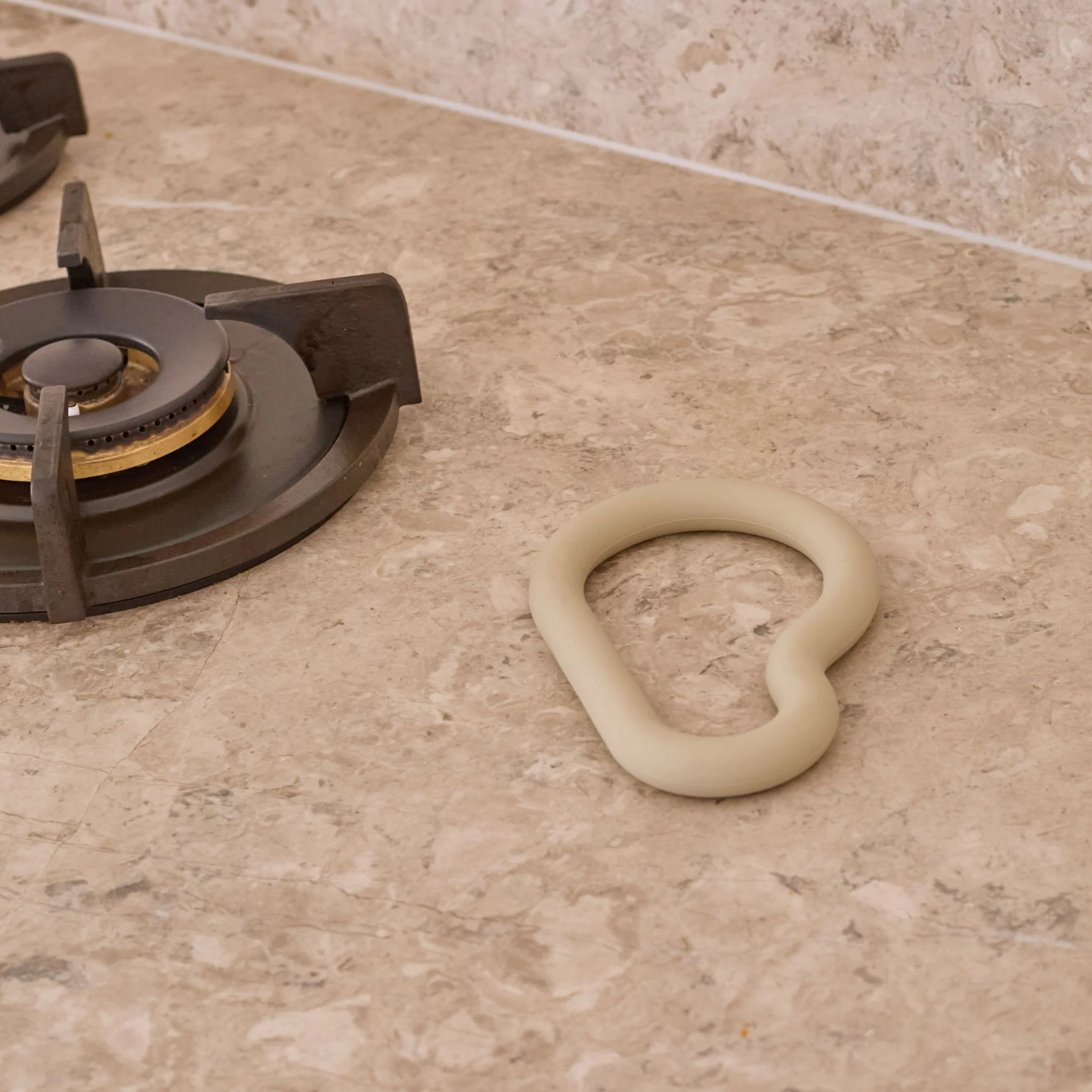 DESIGNSTUFF RUND Curve Silicone Trivet, Sand - Image 2