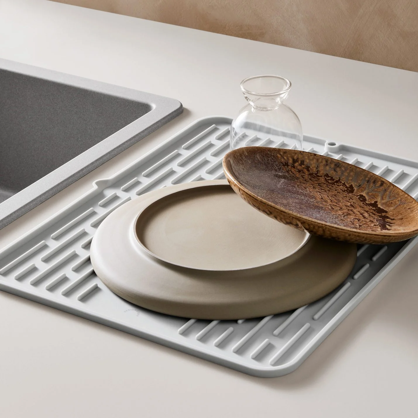 DESIGNSTUFF DRIP Folding Silicone Drying Mat Large w/ Drainage Mouth, Light Grey - Image 3