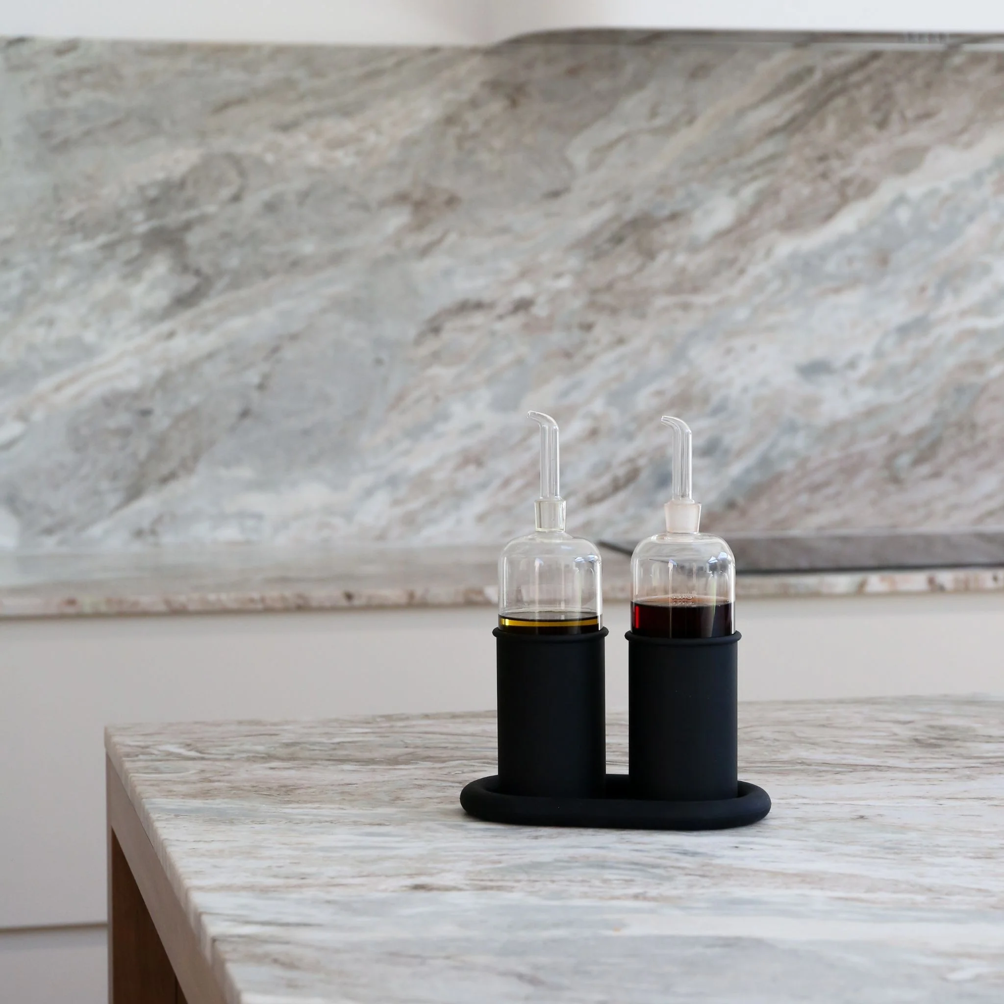 DESIGNSTUFF LUYO Oil & Vinegar Bottle Gift Set, 700 ml, Black - Image 2