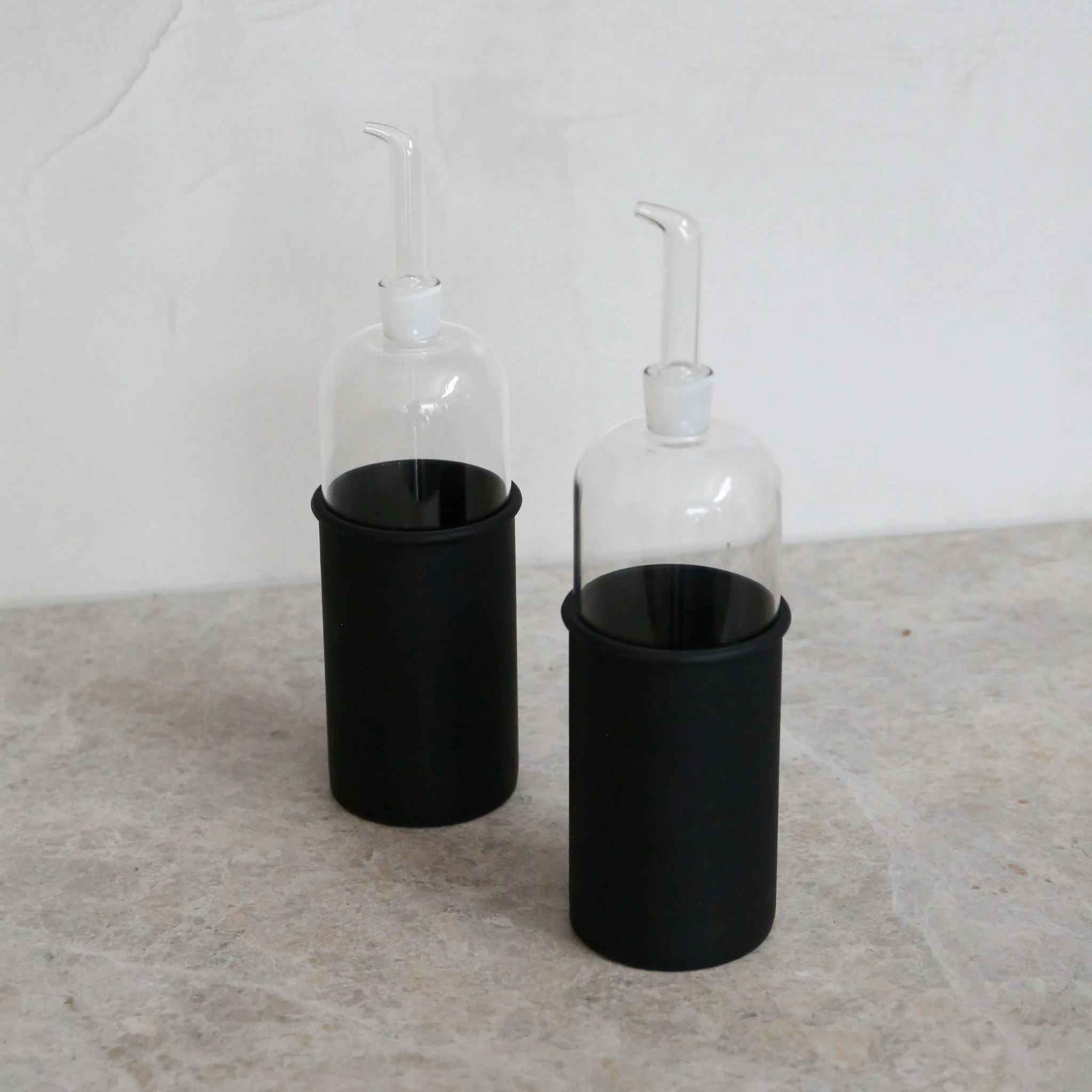 DESIGNSTUFF LUYO Oil & Vinegar Bottle Gift Set, 700 ml, Black - Image 3