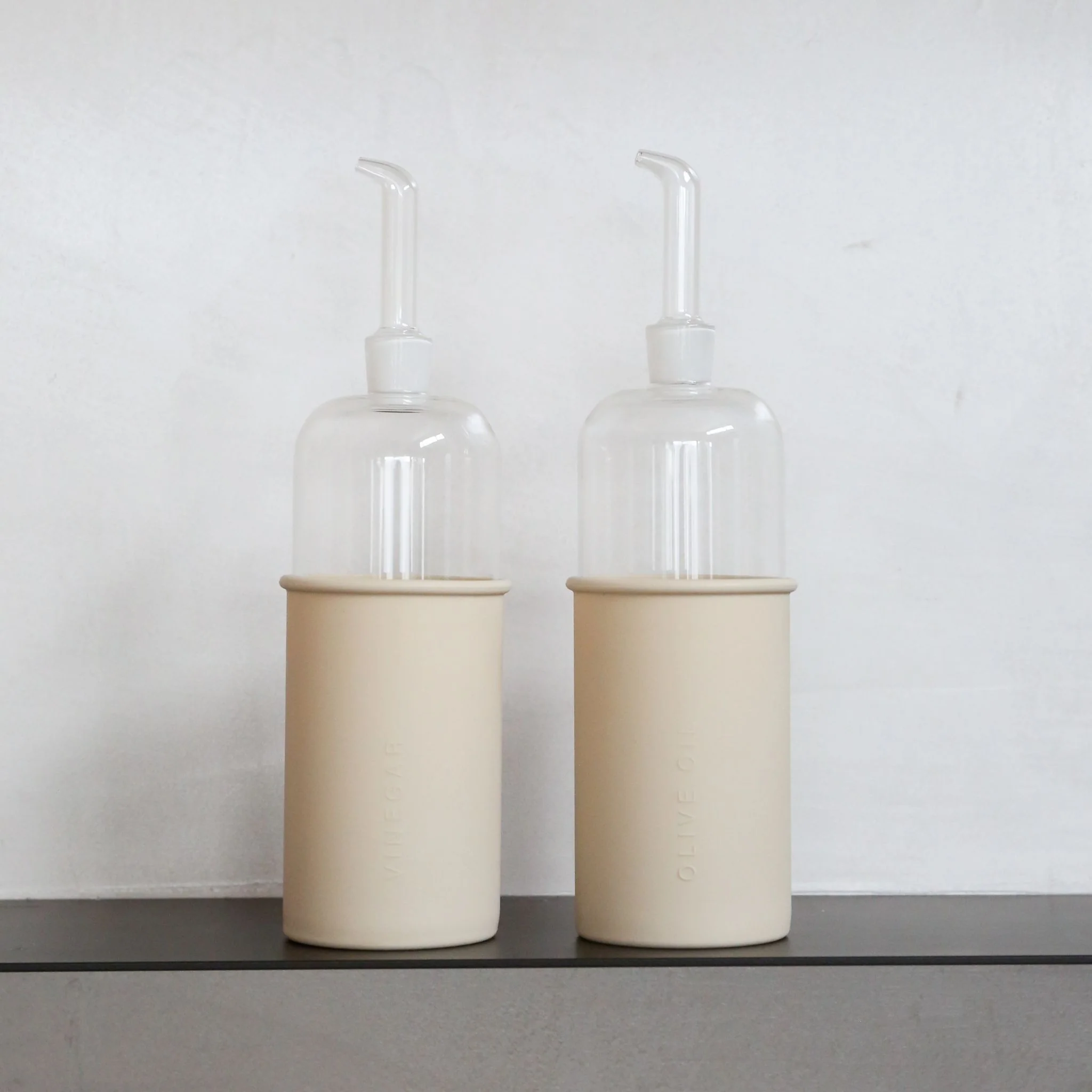 DESIGNSTUFF LUYO Oil & Vinegar Bottle Gift Set, 700 ml, Sand - Image 4