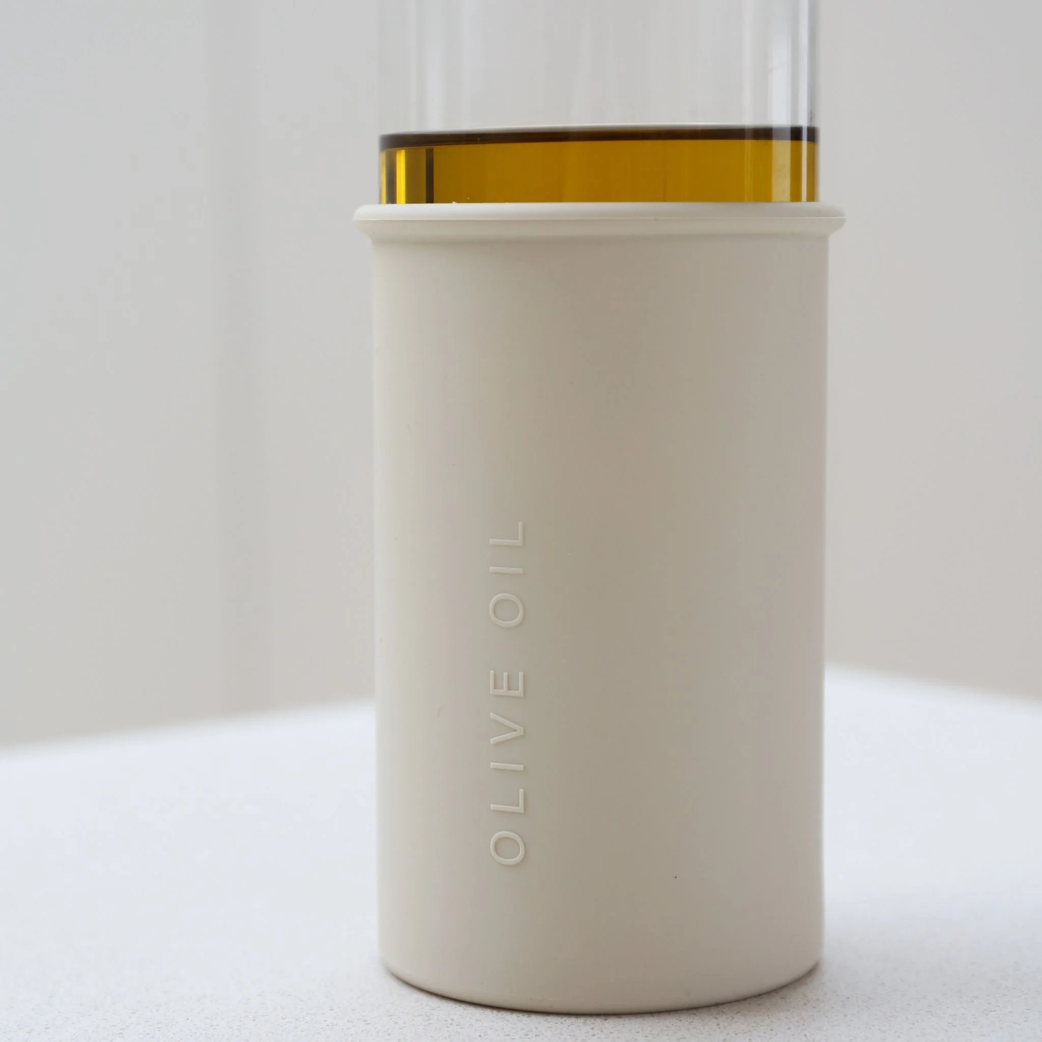 DESIGNSTUFF RUND Bottle for Olive Oil Glass/Silicone, 700ml, Sand - Image 2