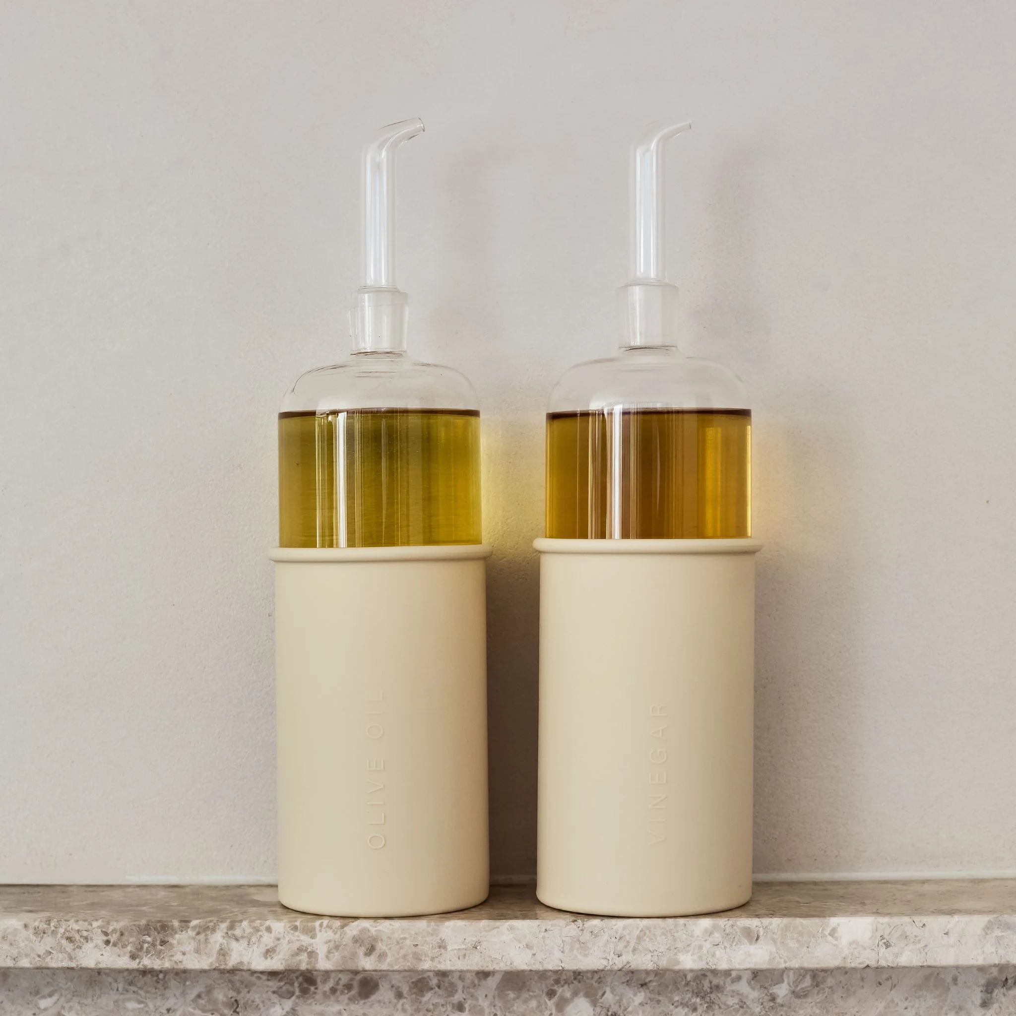 DESIGNSTUFF RUND Bottle for Olive Oil Glass/Silicone, 700ml, Sand - Image 6