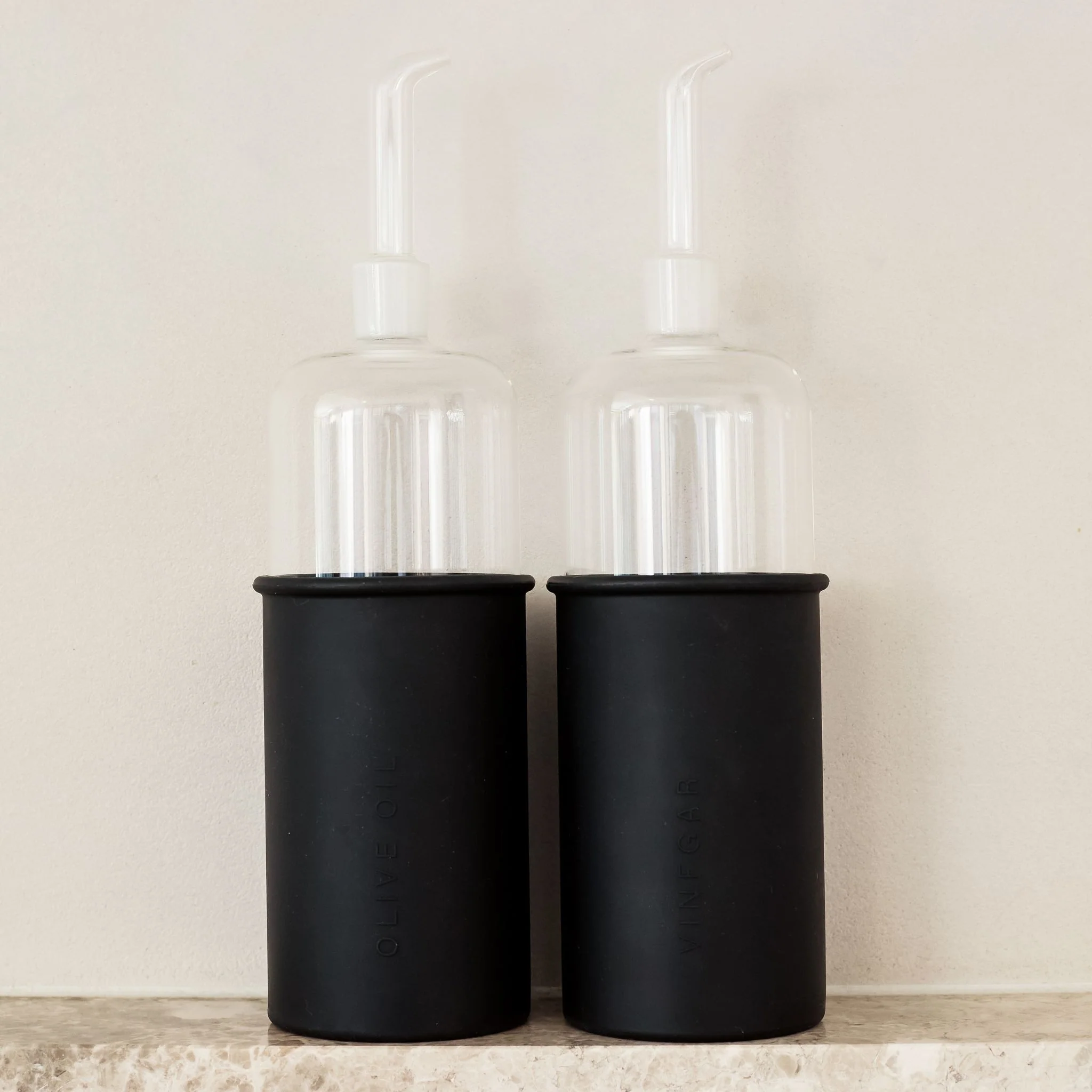 DESIGNSTUFF RUND Bottle for Vinegar, Glass/Silicone, 700ml, Black - Image 3