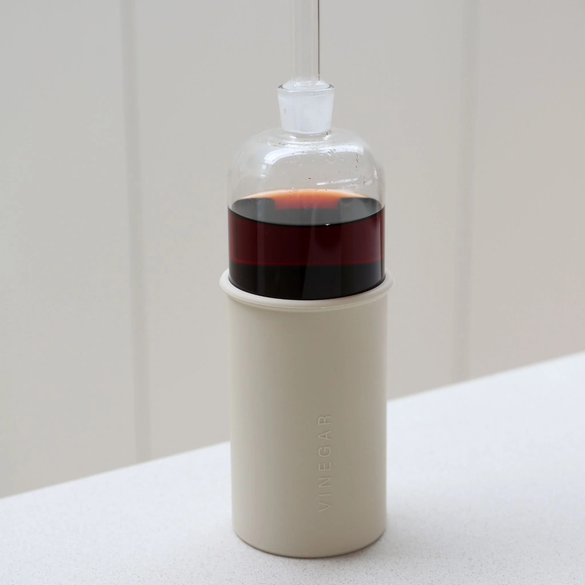 DESIGNSTUFF RUND Bottle for Vinegar, Glass/Silicone, 700ml, Sand - Image 2