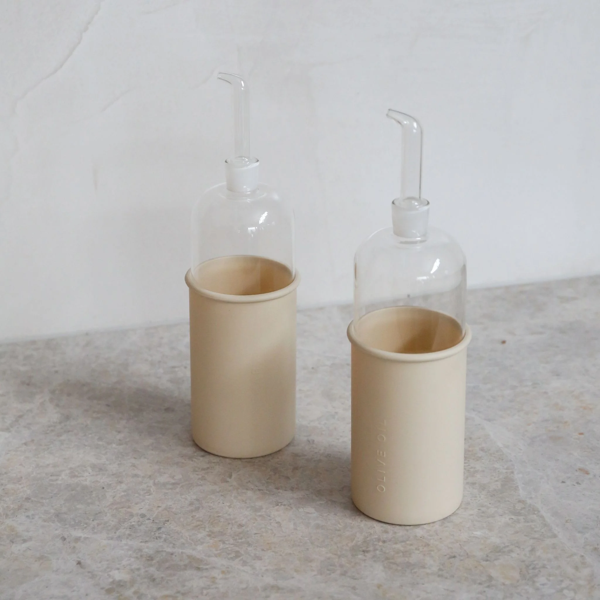 DESIGNSTUFF RUND Bottle for Vinegar, Glass/Silicone, 700ml, Sand - Image 5