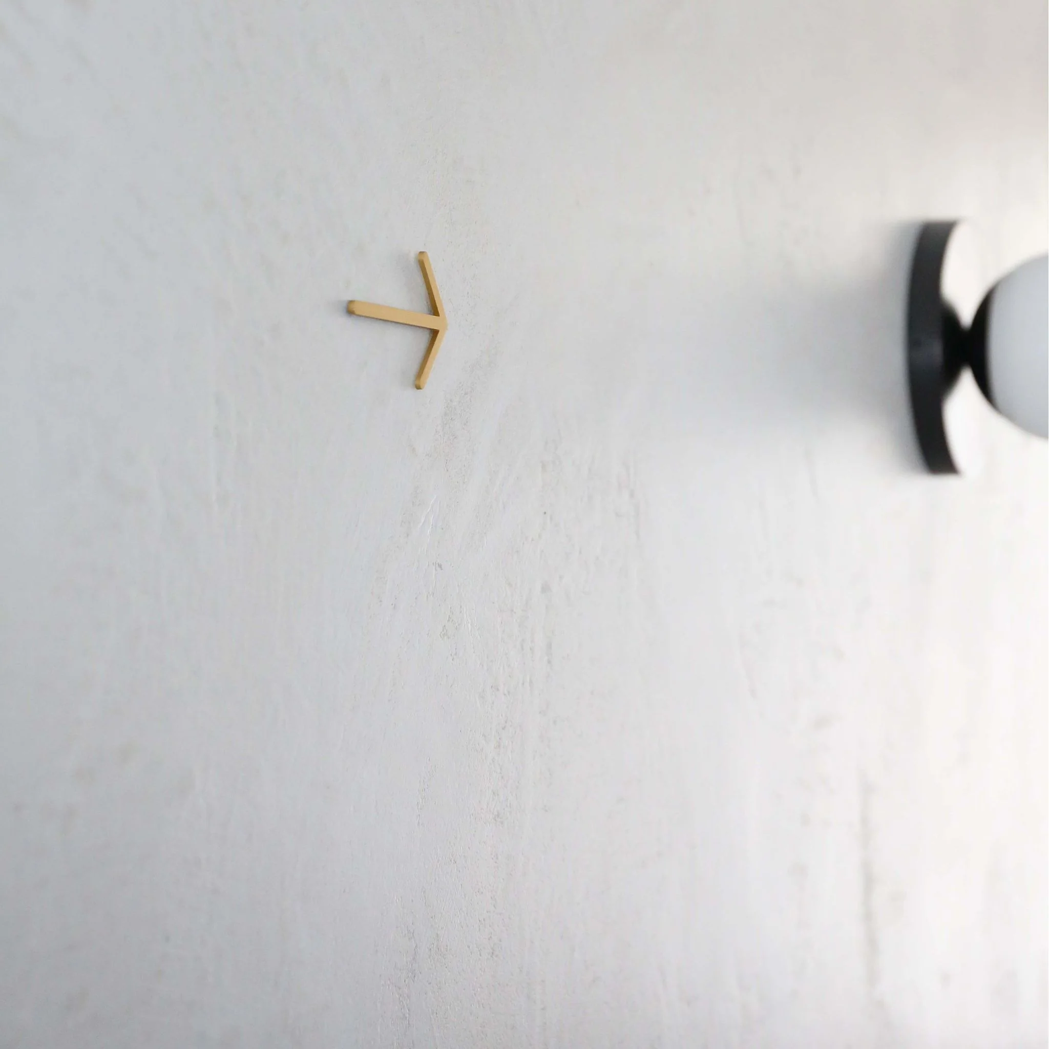 DESIGNSTUFF Signage, Arrow, Brushed Brass - Image 5