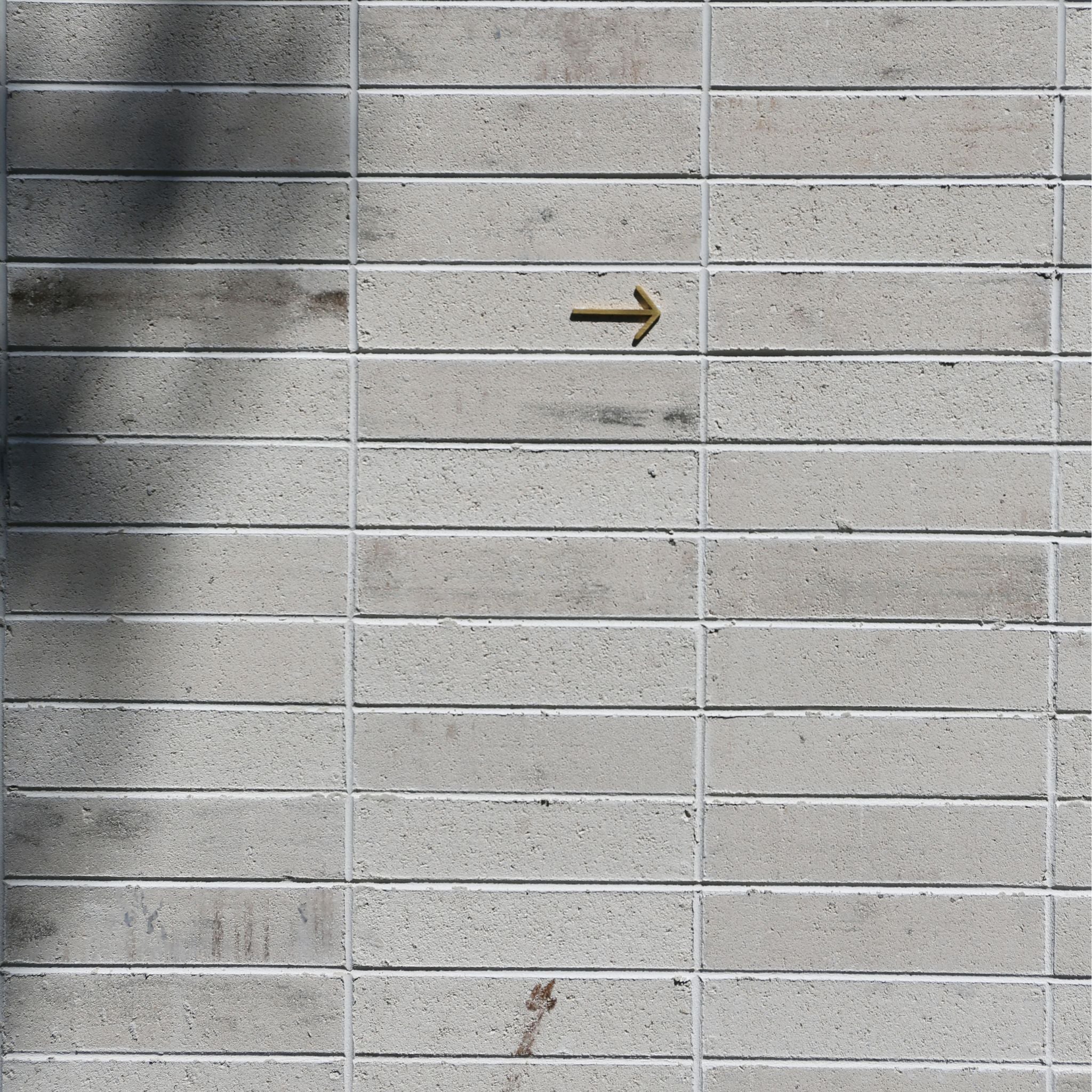 DESIGNSTUFF Signage, Arrow, Brushed Brass - Image 6