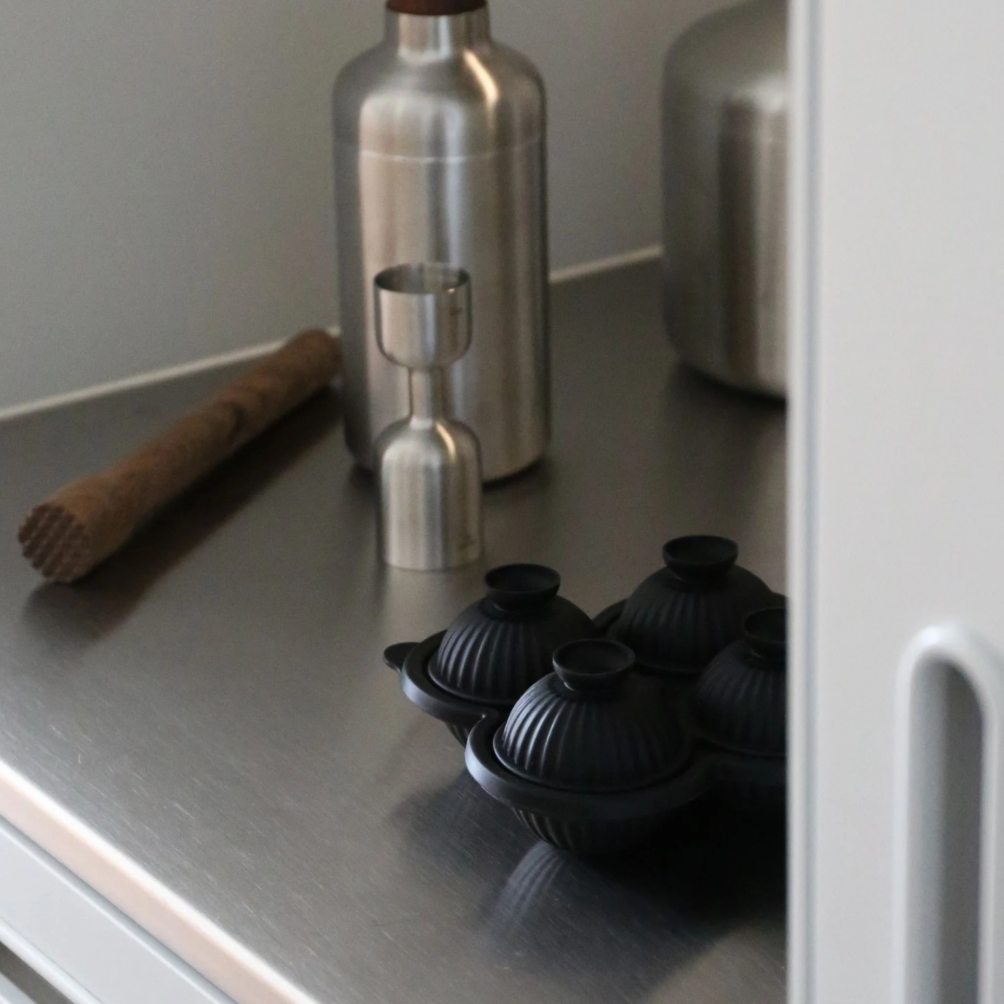 DESIGNSTUFF Sphere Riplet Ice Cube Tray, Black - Image 3