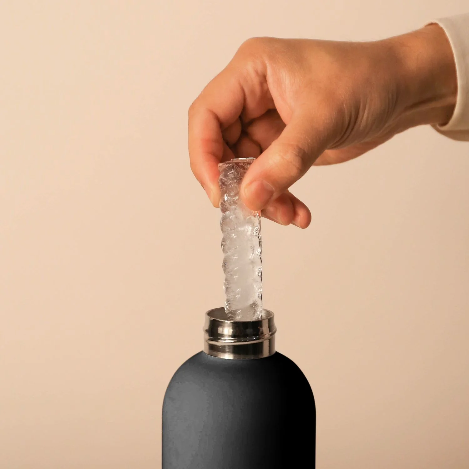 DESIGNSTUFF Spiral Twist Ice Cube Tray, Black - Image 4