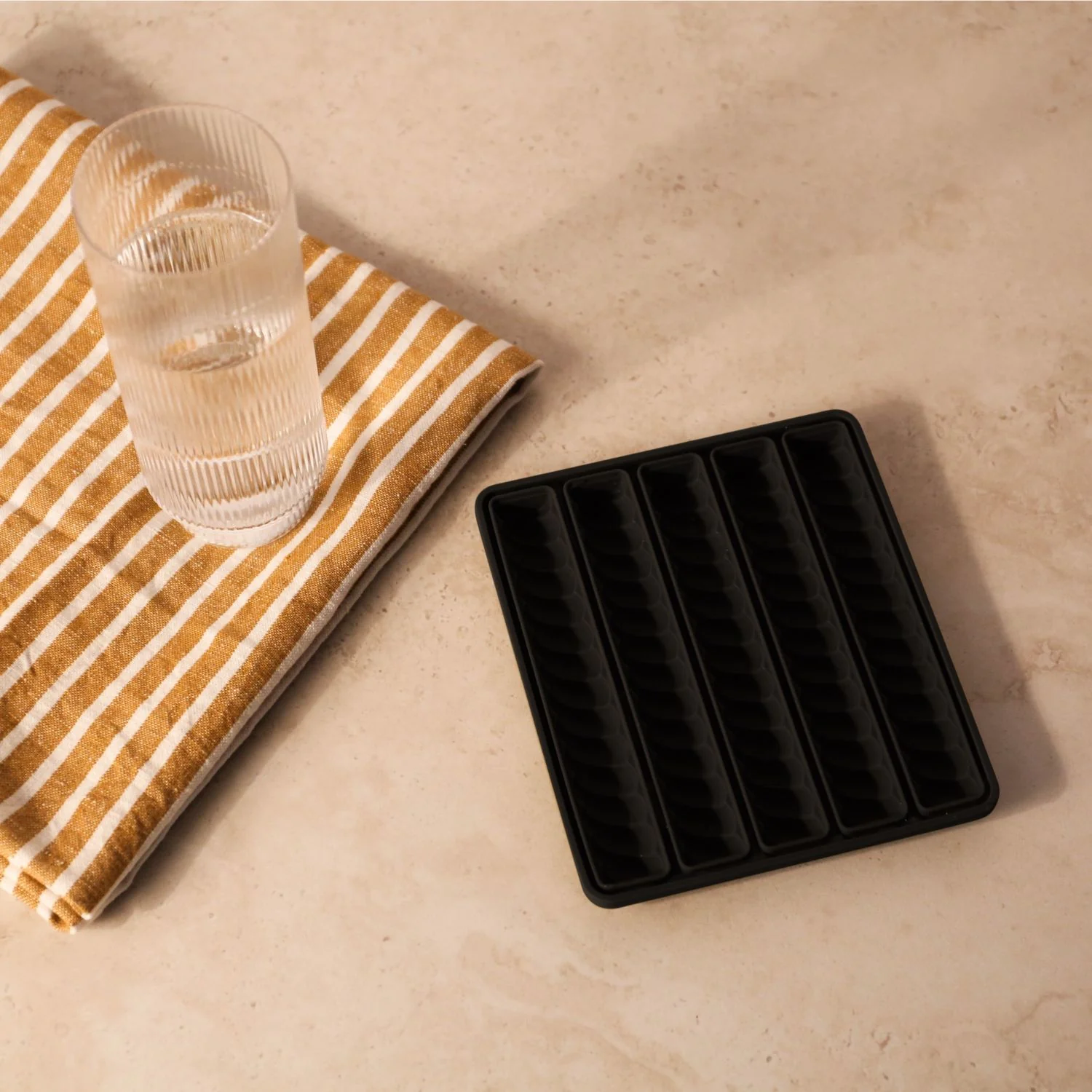 DESIGNSTUFF Spiral Twist Ice Cube Tray, Black - Image 5
