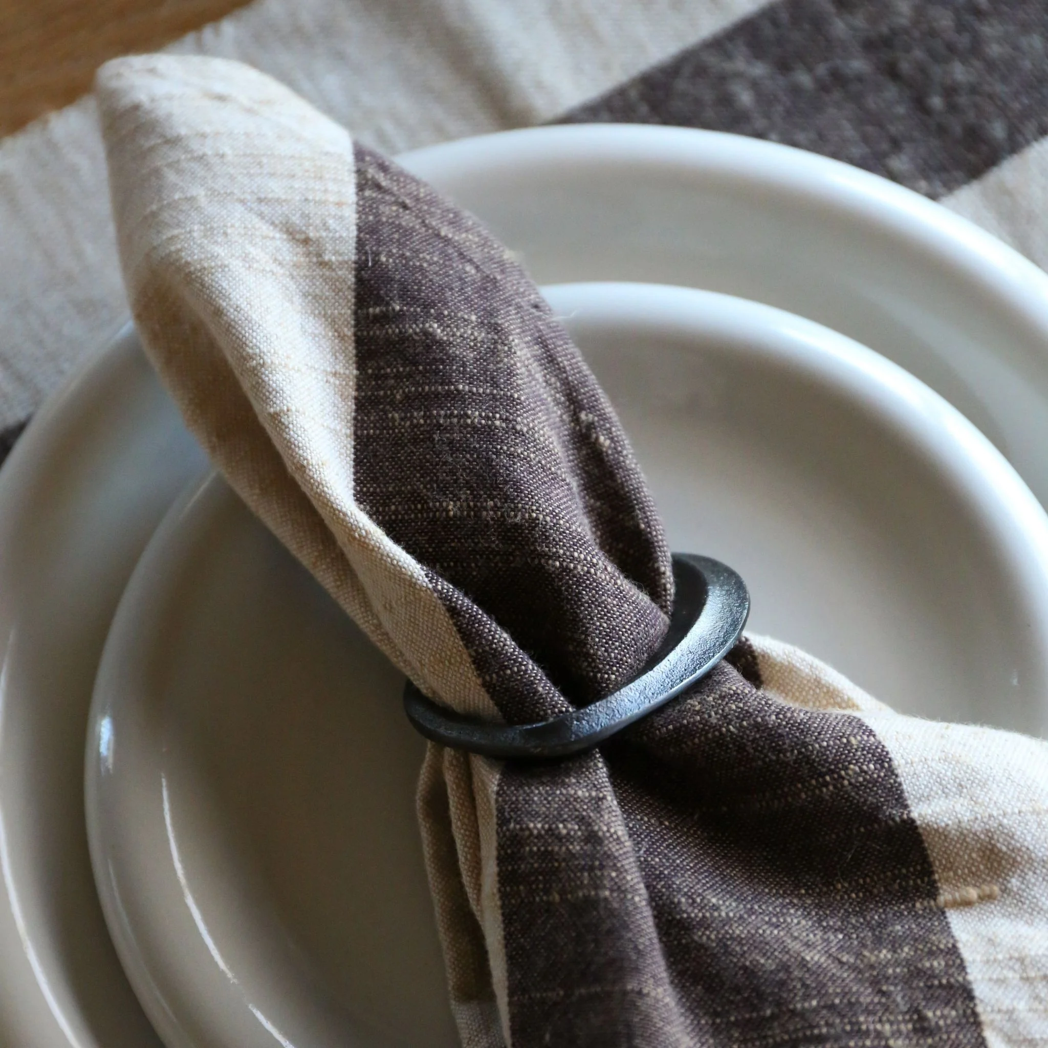 FERM LIVING Flow Napkin Rings Black Brass (Set of 4) - Image 6
