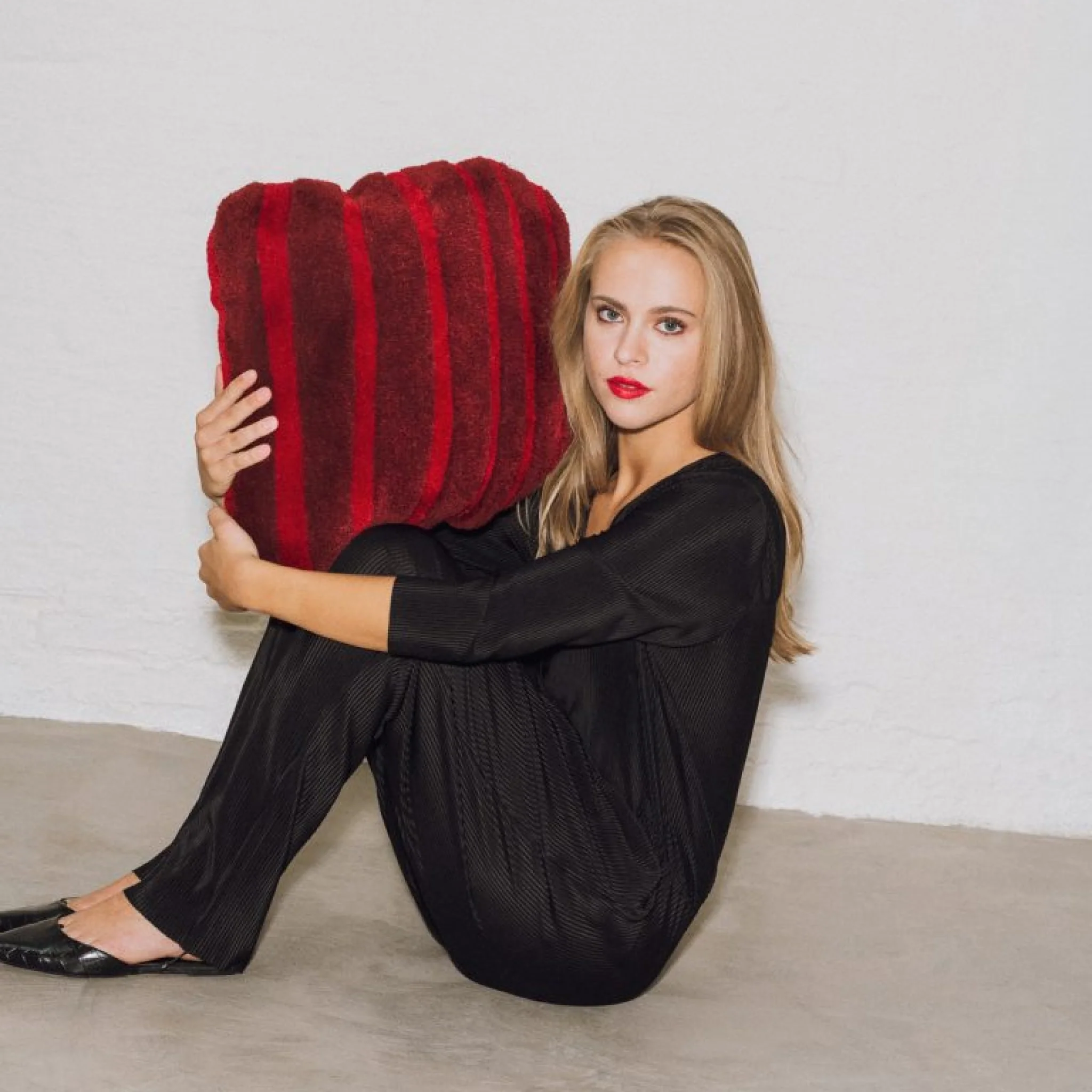 HAUS ÜGER Bonbon Cushion, 42x40cm, Red - Image 5