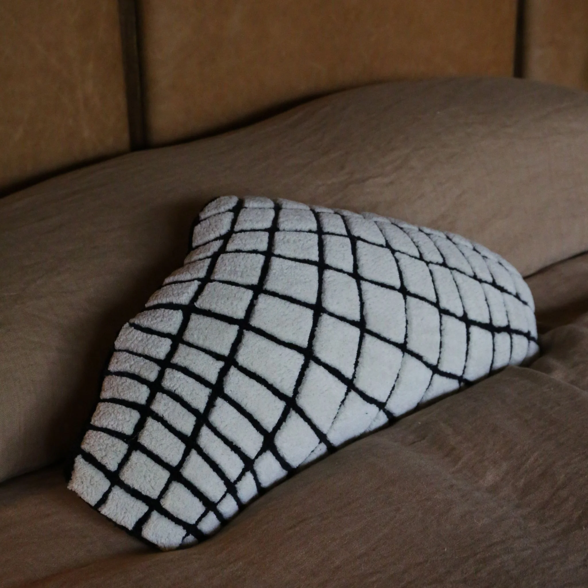 HAUS ÜGER Grid Slim Cushion, 40x80cm, Off-White - Image 3