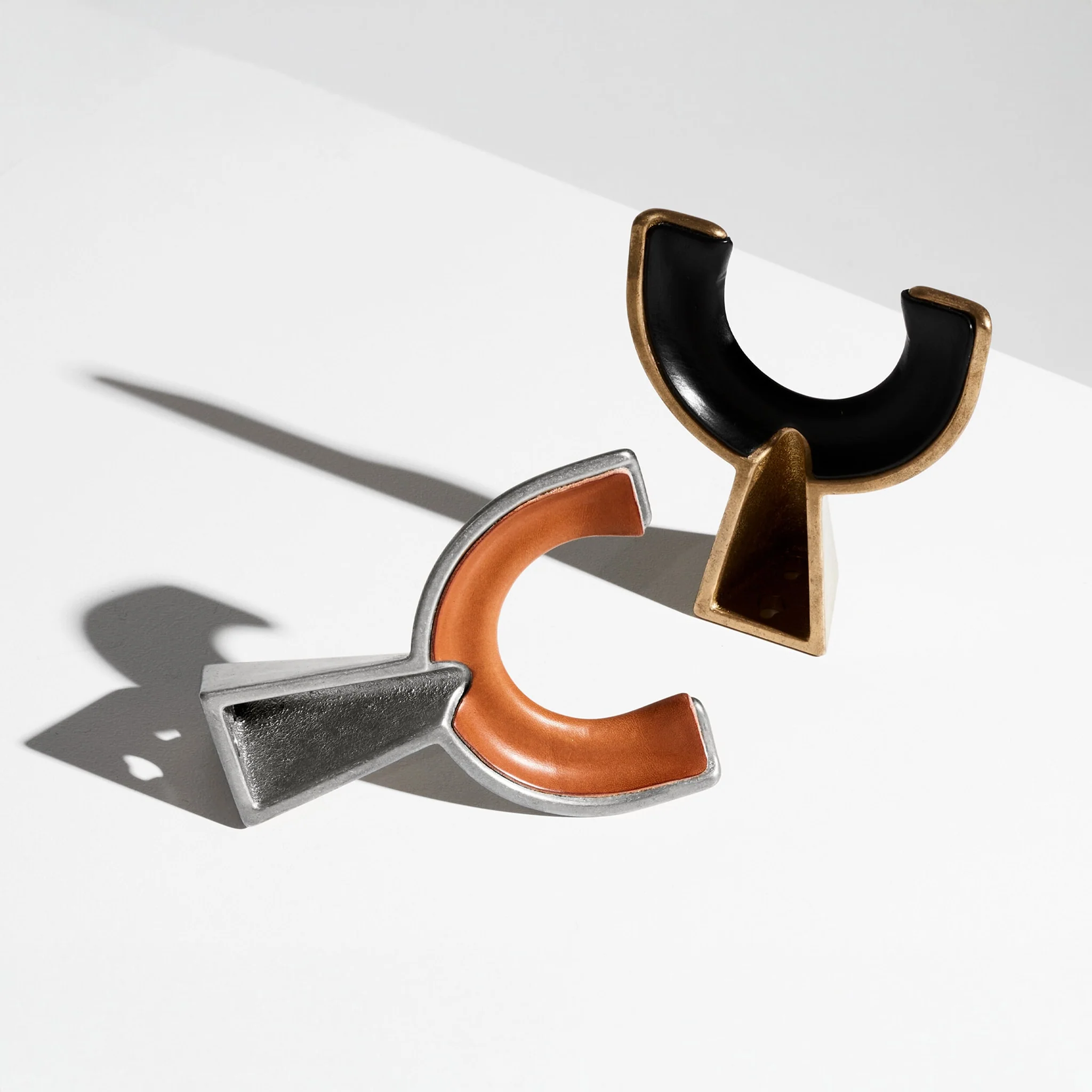 MINIM Sandcast Guitar Hanger, Aluminium/Tan - Image 3