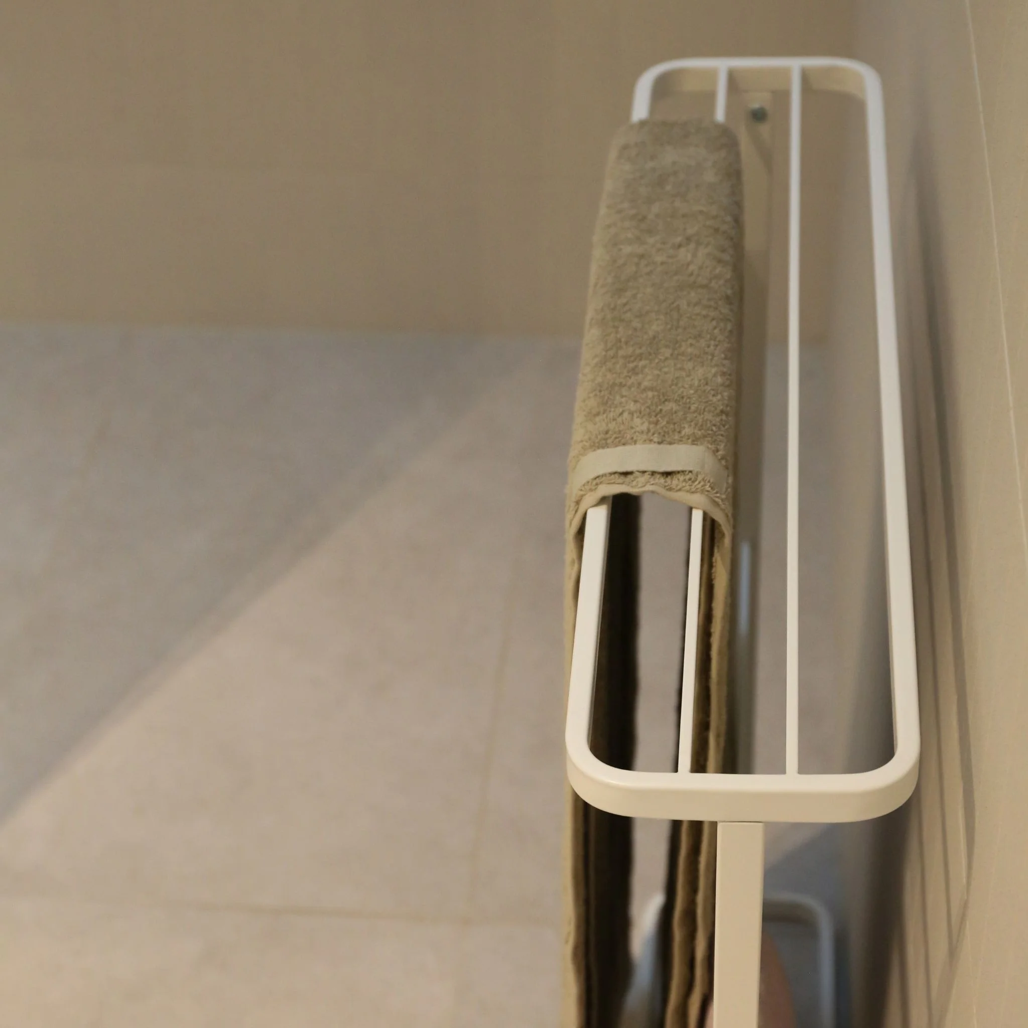 YAMAZAKI Tower Bath Towel Hanger, White - Image 3