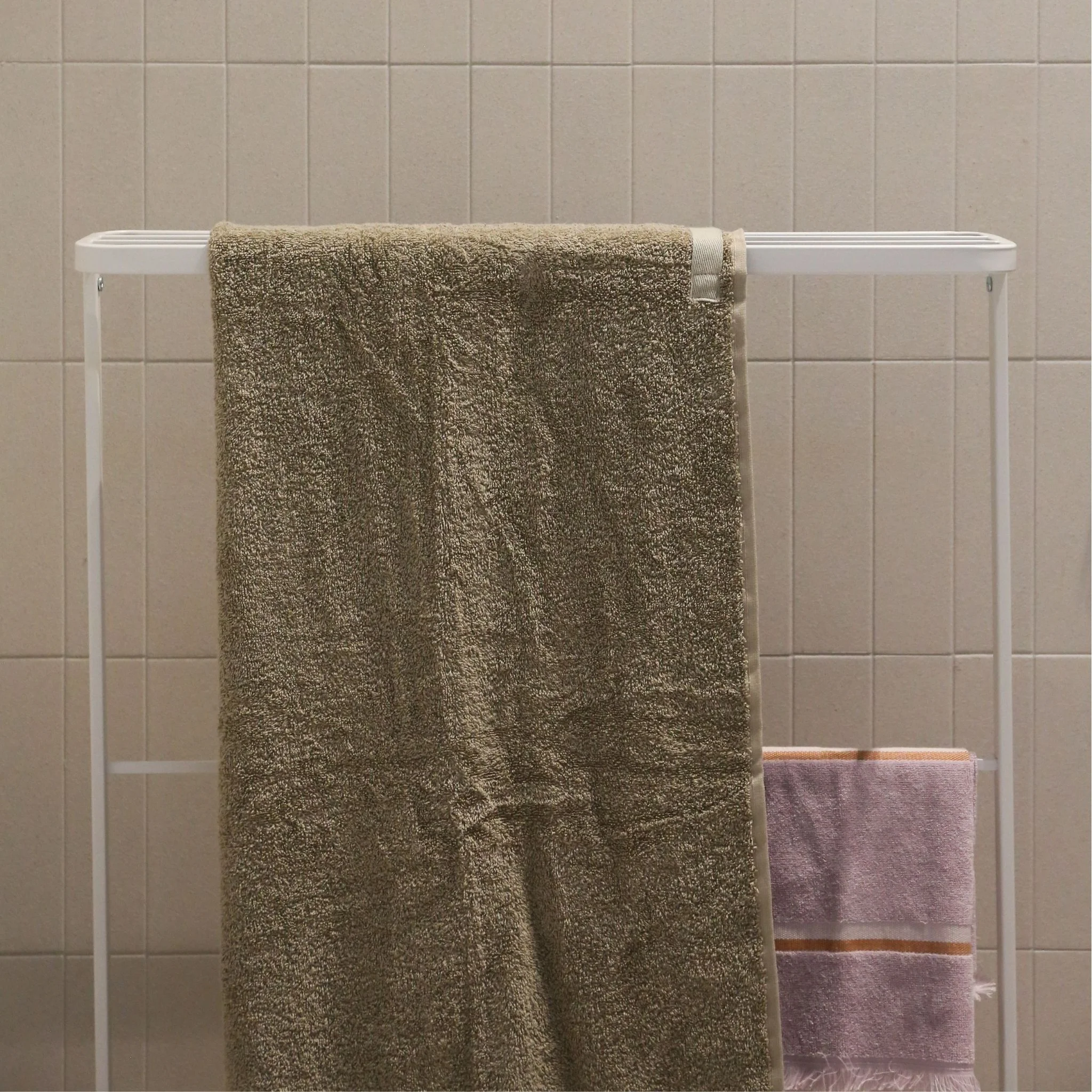 YAMAZAKI Tower Bath Towel Hanger, White - Image 4