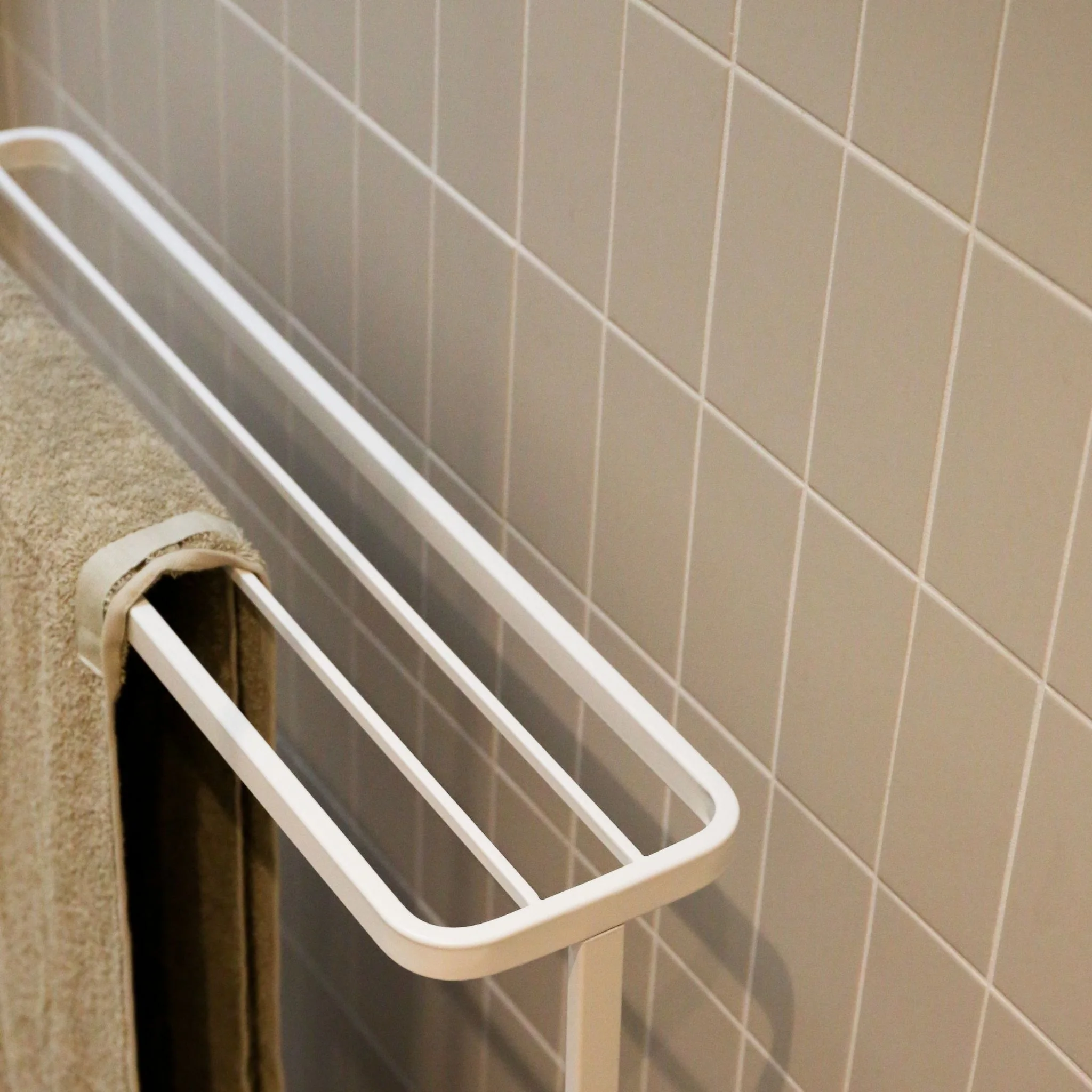 YAMAZAKI Tower Bath Towel Hanger, White - Image 9