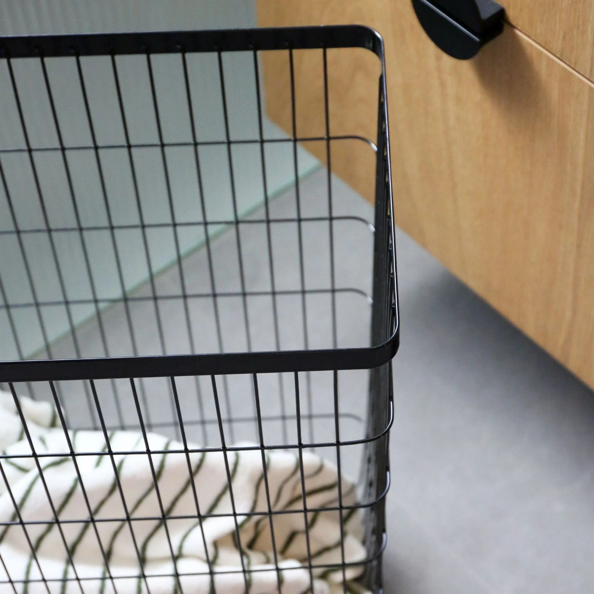YAMAZAKI Tower Laundry Basket with Wheels, Black - Image 4