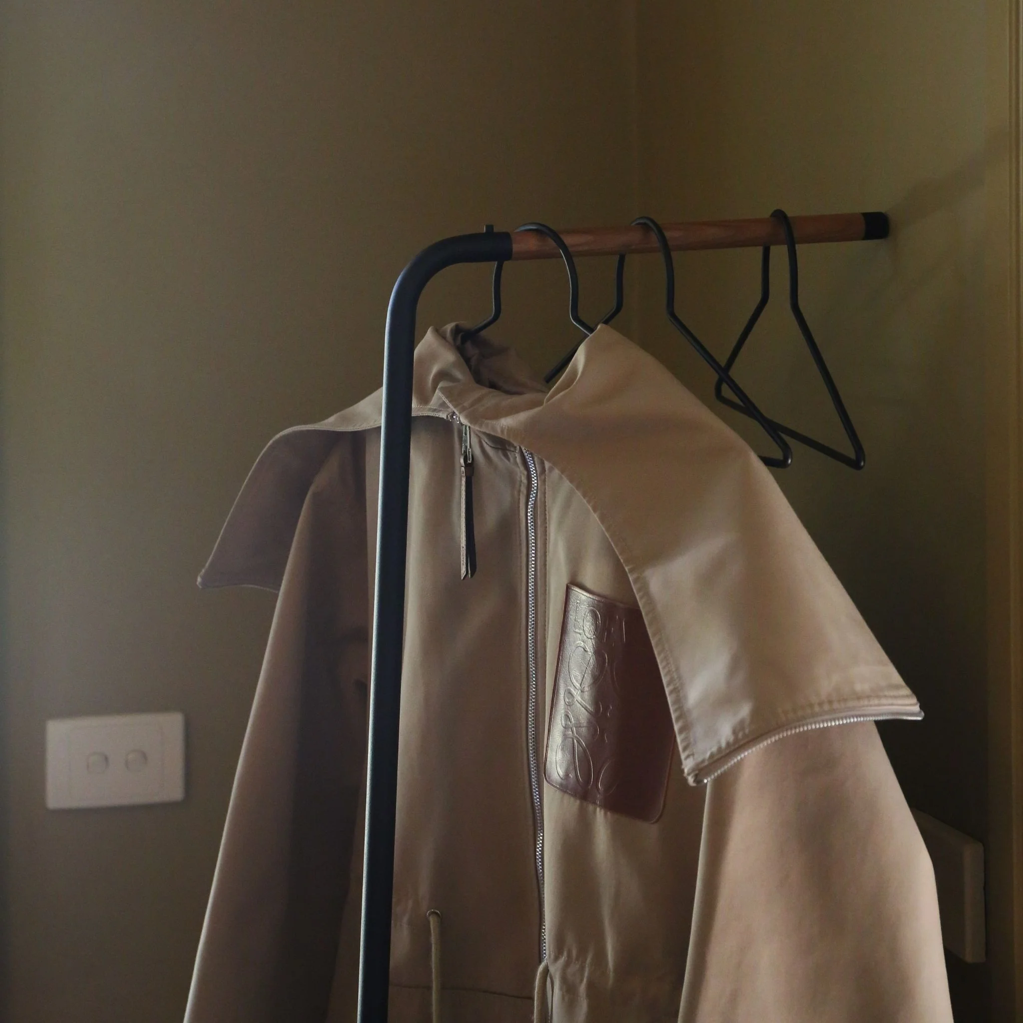 YAMAZAKI Tower Leaning Coat Hanger Rack, Black - Image 5