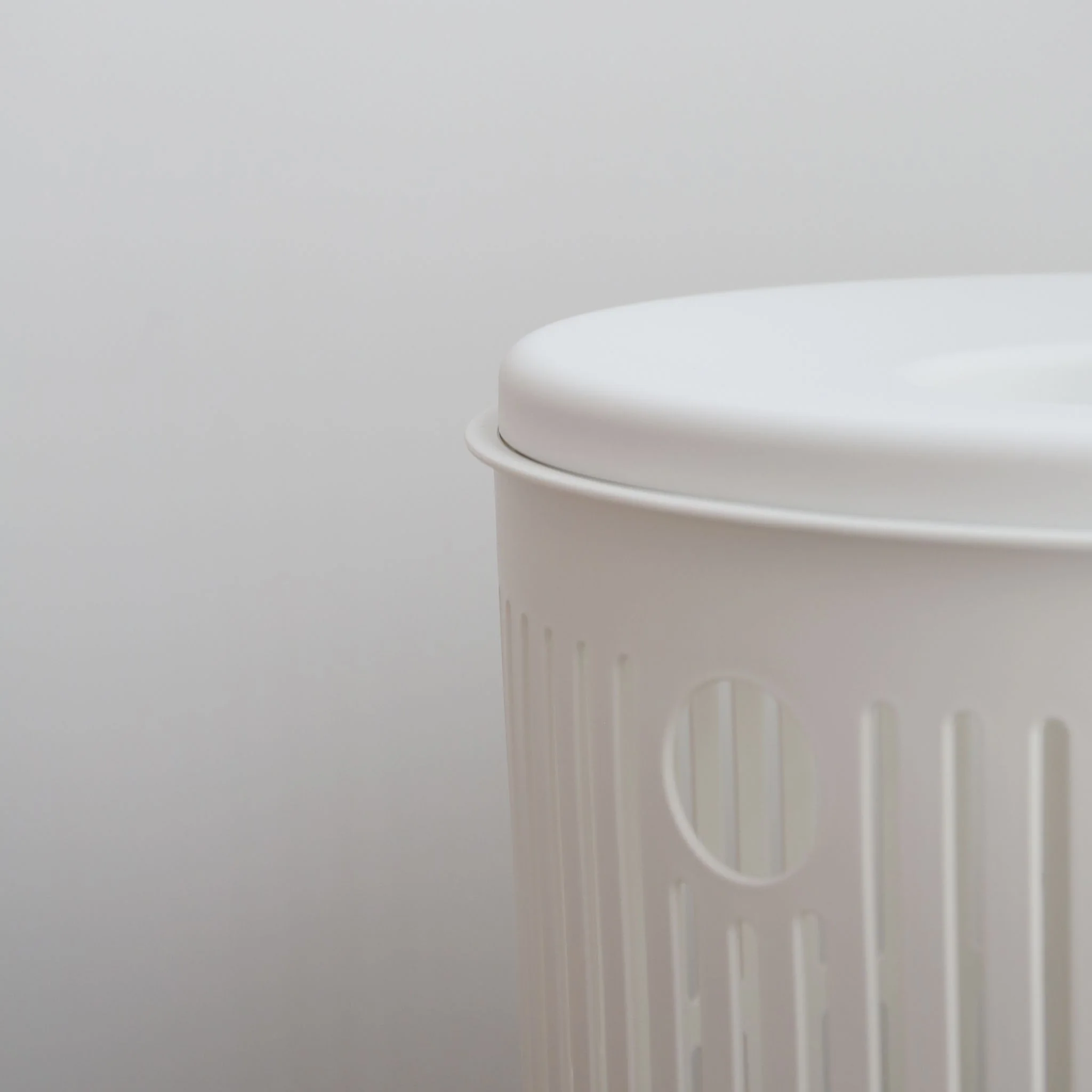 ZONE DENMARK Ume Laundry Basket 60L w/Lid, White - Image 9